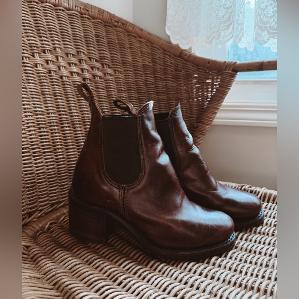 Frye Sabrina Chelsea boots - Picture 2 of 4